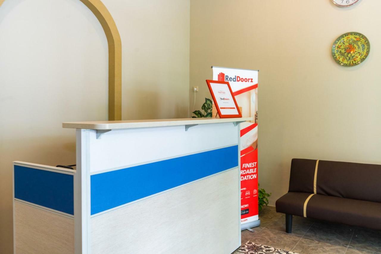 Reddoorz Hostel @ Di Panjaitan Simpang Lima Semarang Kültér fotó
