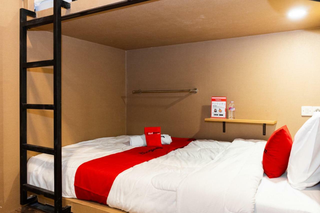 Reddoorz Hostel @ Di Panjaitan Simpang Lima Semarang Kültér fotó