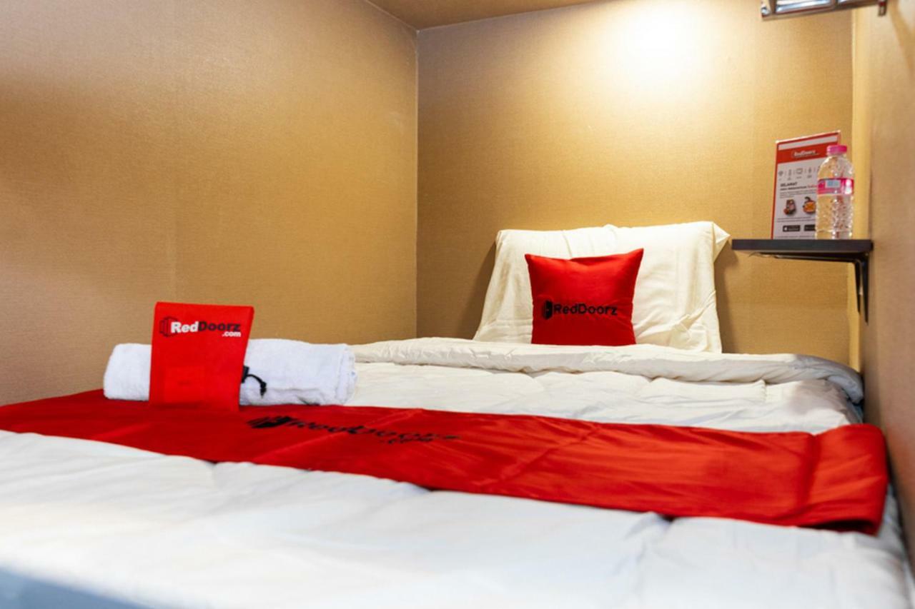 Reddoorz Hostel @ Di Panjaitan Simpang Lima Semarang Kültér fotó