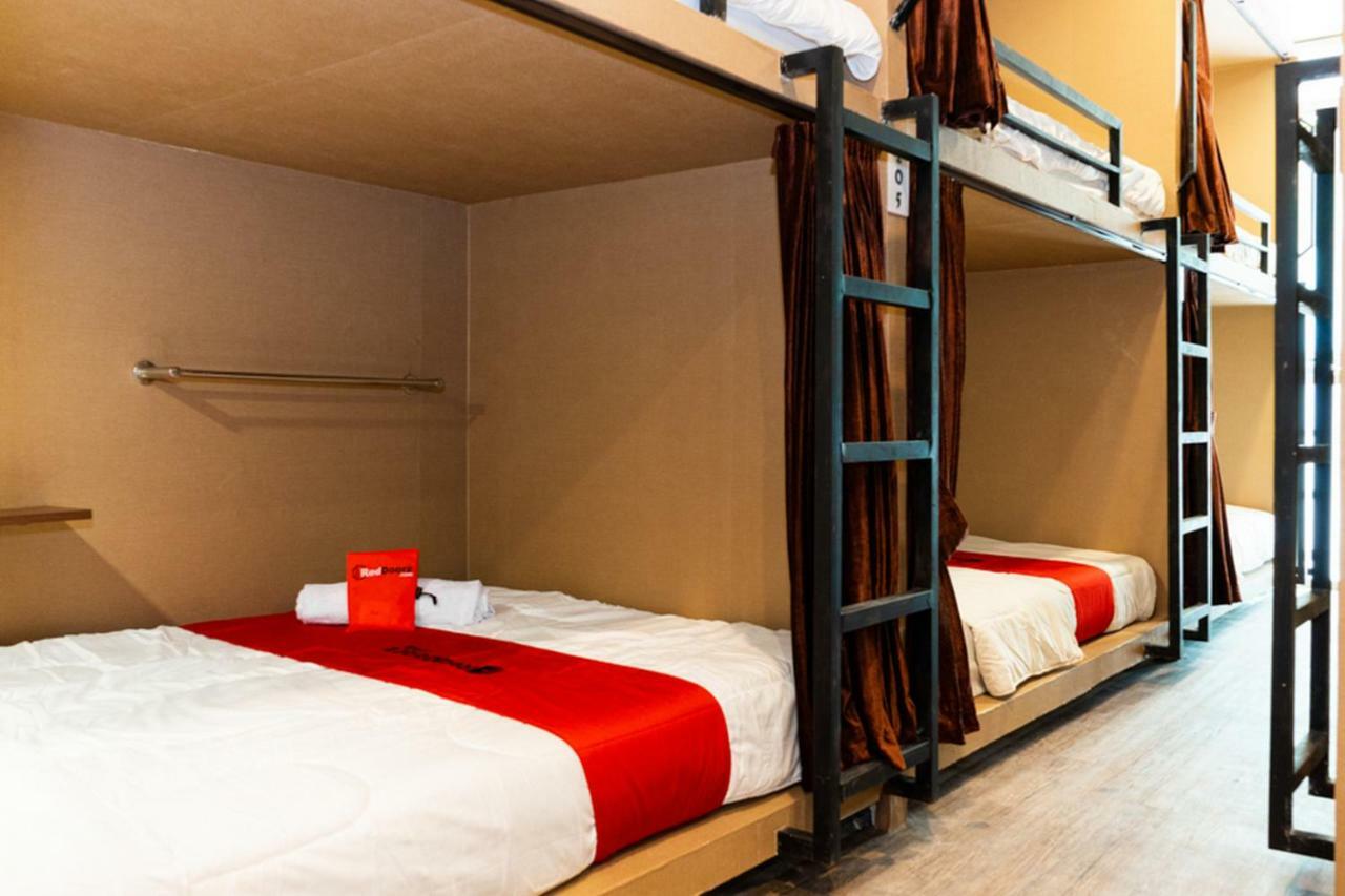 Reddoorz Hostel @ Di Panjaitan Simpang Lima Semarang Kültér fotó